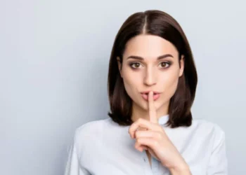 ¿Las usa? 5 palabras que utilizan las personas ‘poco inteligentes’, según la IA