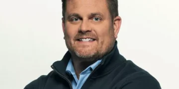 ¿Quién era Brian Thompson, el CEO de UnitedHealthcare que fue asesinado en Manhattan?