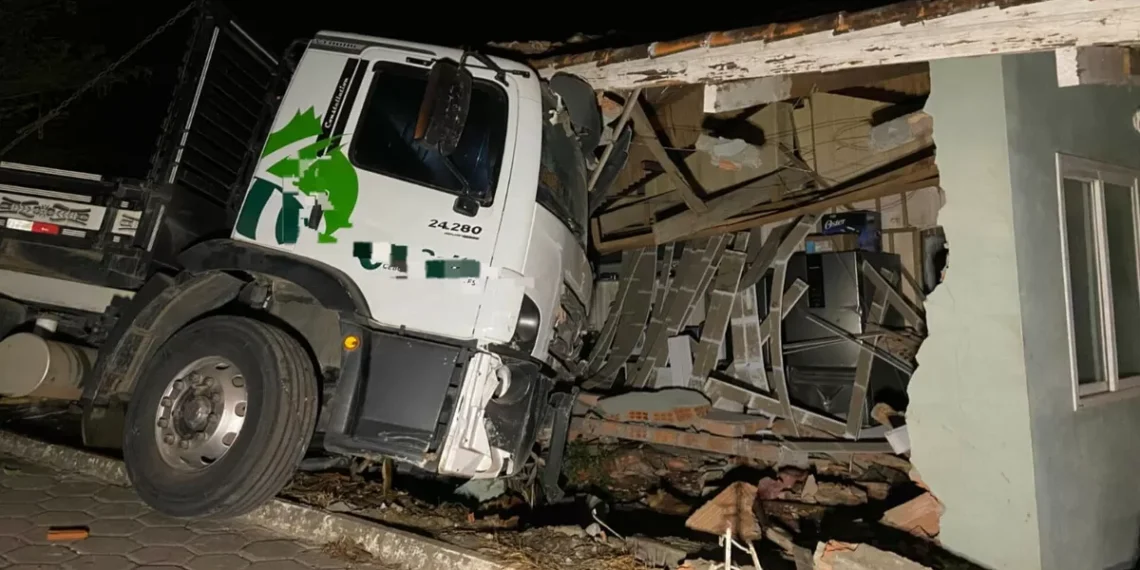 Caminhão sem freios desce ladeira e destrói residência em Ituporanga