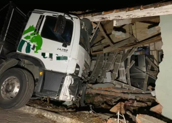 Caminhão sem freios desce ladeira e  destrói residência em Ituporanga