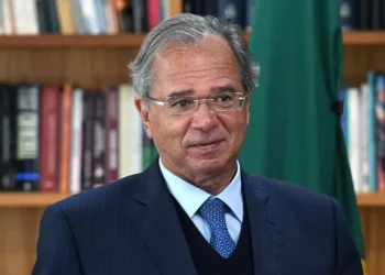 Sobrinho-neto de Dilma posta Paulo Guedes defendendo taxar transações digitais