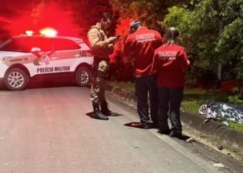 Jovem de 18 anos morre ao colidir contra árvore na SC-412, em Gaspar