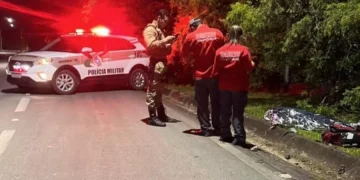 Jovem de 18 anos morre ao colidir contra árvore na SC-412, em Gaspar