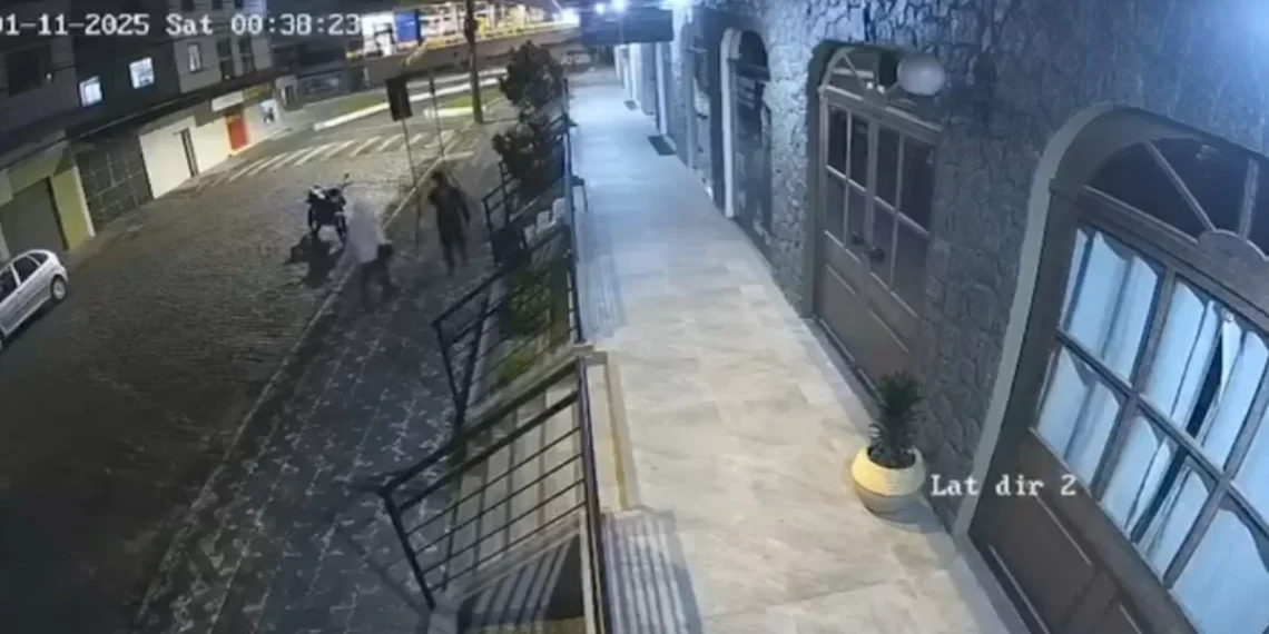 Moto é furtada no Centro de Timbó: dois suspeitos são procurados