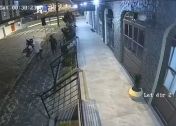 Moto é furtada no Centro de Timbó: dois suspeitos são procurados