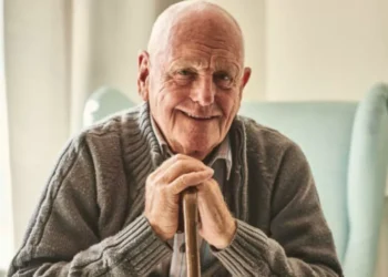 El ‘olor a viejo’ tiene un nombre que no muchos conocen: ¿cuál es?