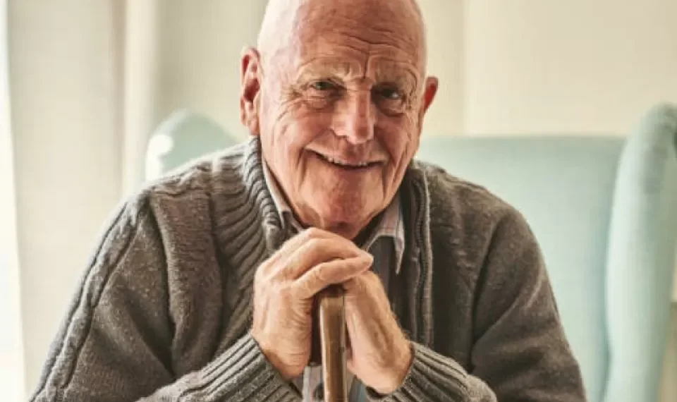 El ‘olor a viejo’ tiene un nombre que no muchos conocen: ¿cuál es?