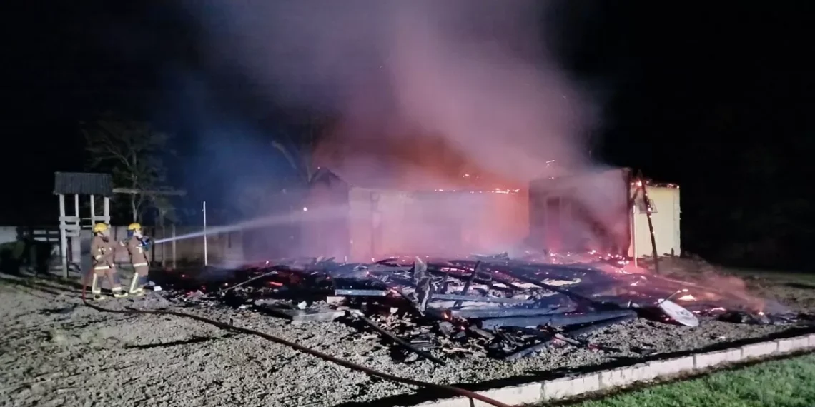 Casa é destruída por incêndio e 17 mil litros de água são usados para apagar o fogo em Presidente Getúlio