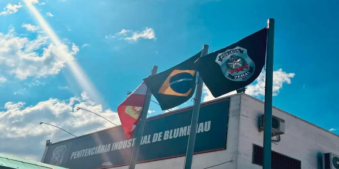 Polícia Penal prende agente por tentar repassar 4 celulares a detento em Blumenau