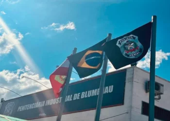 Polícia Penal prende agente por tentar repassar 4 celulares a detento em Blumenau