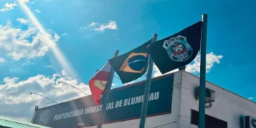 Polícia Penal prende agente por tentar repassar 4 celulares a detento em Blumenau