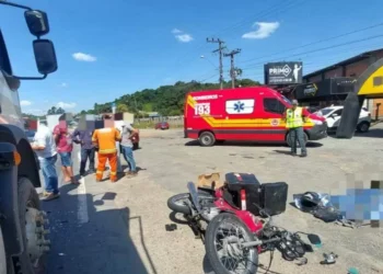 Motociclista morre após colisão com caminhão na BR-470, em Blumenau