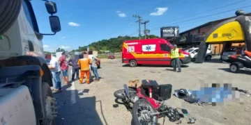 Motociclista morre após colisão com caminhão na BR-470, em Blumenau