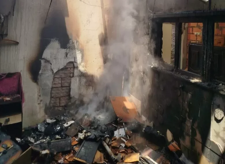 Casa pega fogo no bairro Dona Clara, em Timbó