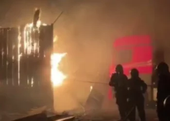 Fogo atinge e destrói galpão de empresa de transportes de cargas na BR-470