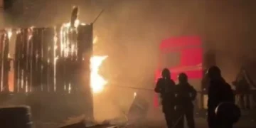 Fogo atinge e destrói galpão de empresa de transportes de cargas na BR-470