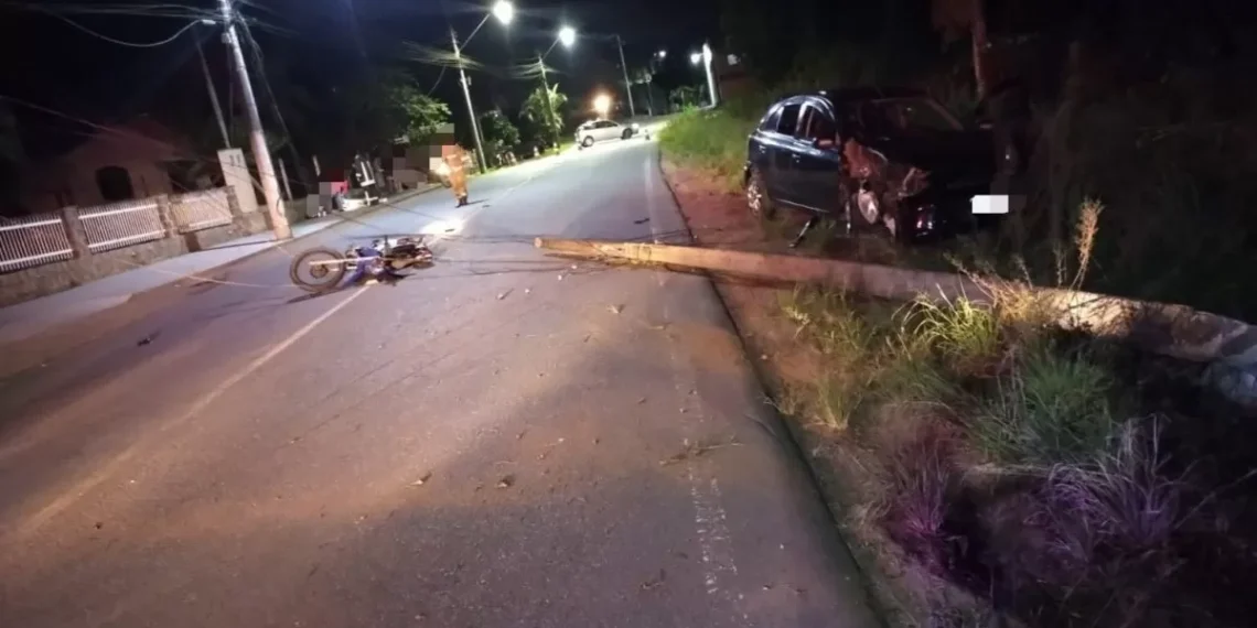Carro derruba poste em Jaraguá do Sul e motociclista se fere em fiação