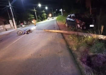 Carro derruba poste em Jaraguá do Sul e motociclista se fere em fiação
