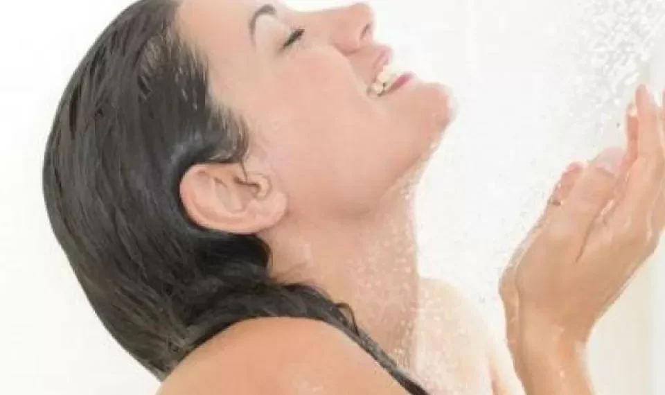 El orden correcto para bañarte: ¿qué parte del cuerpo debería mojar primero?