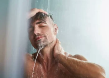 ¿Es bueno o malo orinar en la ducha antes de bañarse? Esto explican los expertos