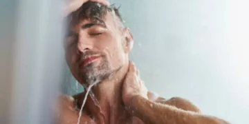 ¿Es bueno o malo orinar en la ducha antes de bañarse? Esto explican los expertos