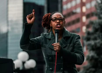 “O poder da Política: impactos na sociedade”