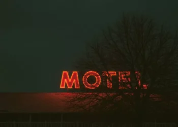 Homem tenta sair de motel sem pagar e causa confusão em SC