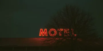 Homem tenta sair de motel sem pagar e causa confusão em SC