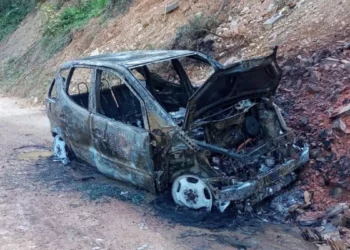 Mercedes-Benz é destruída por incêndio no Encano Alto, em Indaial