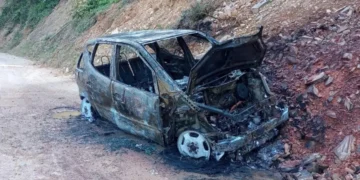 Mercedes-Benz é destruída por incêndio no Encano Alto, em Indaial