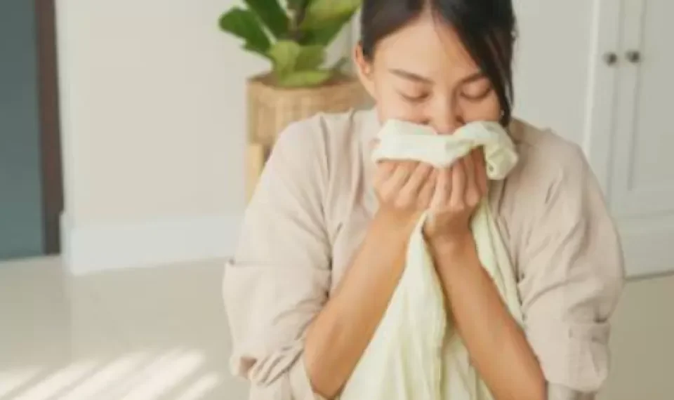 La ciencia lo demuestra: por qué oler la ropa de su pareja sería terapéutico