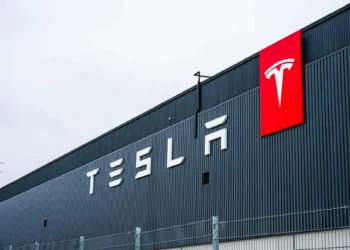 Tesla identifica problema na direção de mais de 300 mil veículos