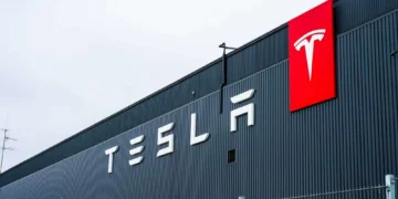 Tesla identifica problema na direção de mais de 300 mil veículos