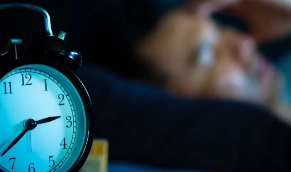 Cuando el cerebro duerme, pero el cuerpo actúa: ¿qué es la sexsomnia y qué la provoca?