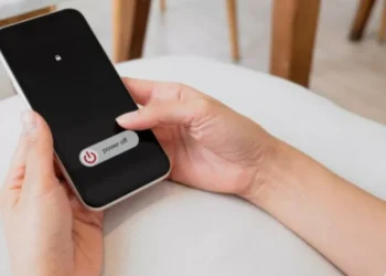 Las razones por las que algunos apagan su celular antes de dormir, según la IA