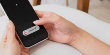 Las razones por las que algunos apagan su celular antes de dormir, según la IA
