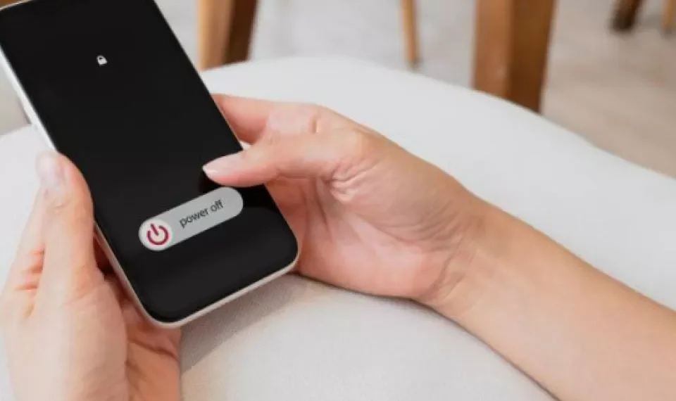 Las razones por las que algunos apagan su celular antes de dormir, según la IA