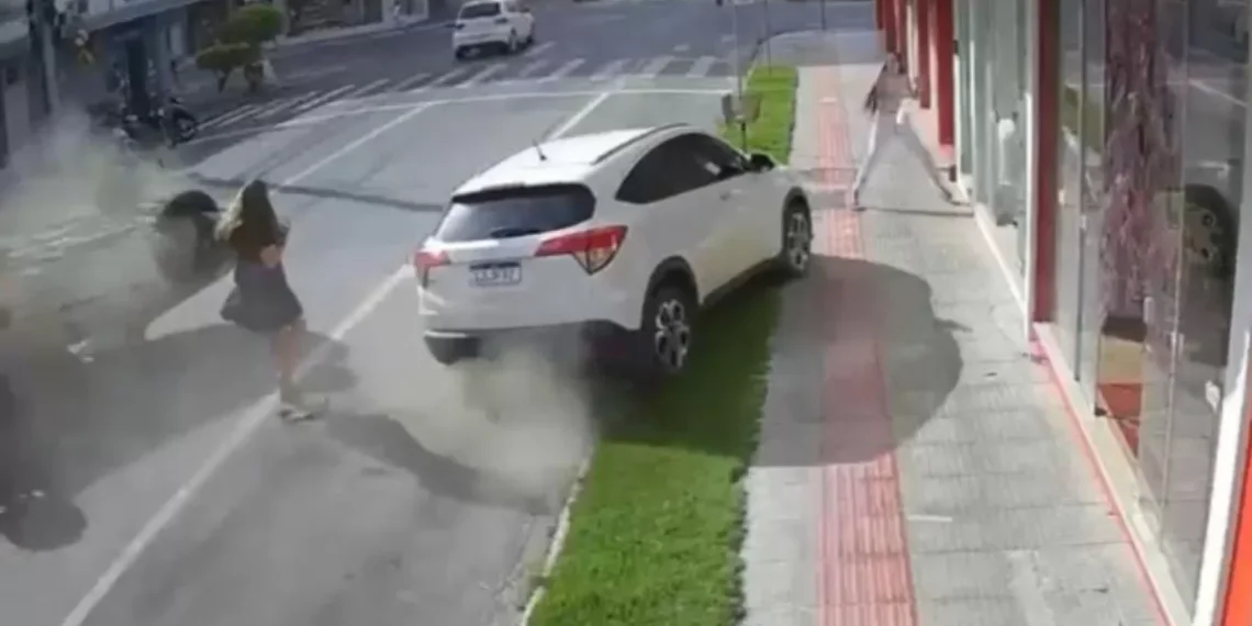 Por um triz: Mulher escapa por segundos de carro desgovernado em SC
