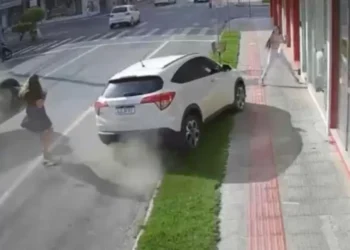 Por um triz: Mulher escapa por segundos de carro desgovernado em SC