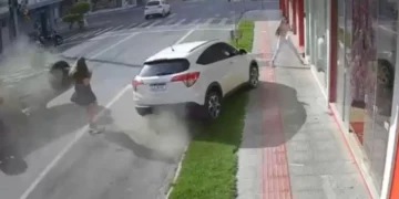 Por um triz: Mulher escapa por segundos de carro desgovernado em SC