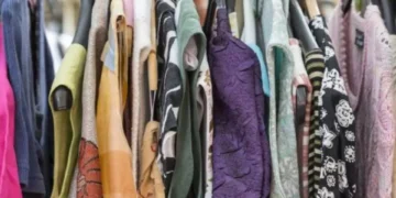 ¿Cómo quitar el ‘olor a viejo’ de la ropa?