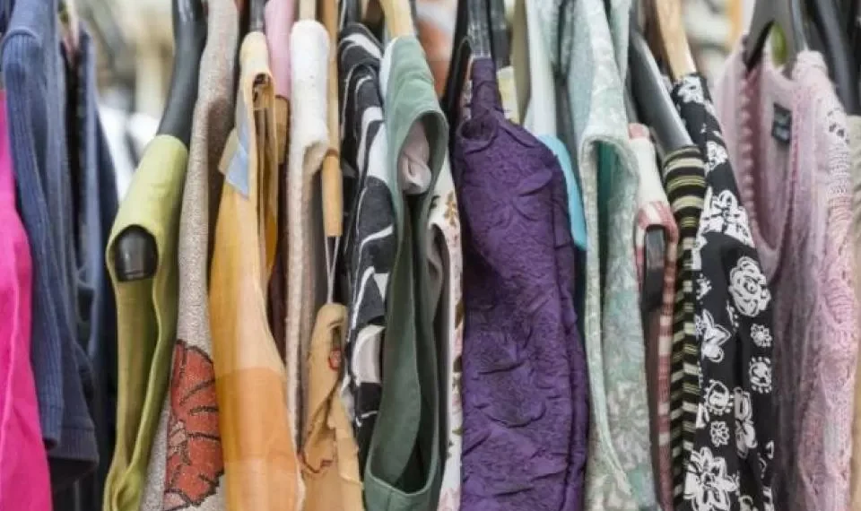 ¿Cómo quitar el ‘olor a viejo’ de la ropa?