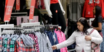 Confiança do consumidor brasileiro recua para menor nível desde agosto de 2022