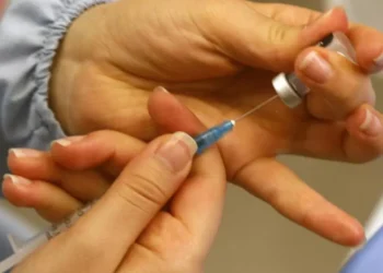 ¿Cuántos menores no tienen aún la vacuna triple viral? Números preocupantes en Colombia