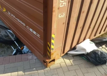 Motociclista pula da moto e escapa ileso após contêiner esmagar moto em Brusque