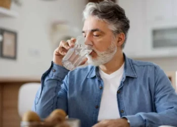 ¿Qué tomar para no oler a ‘viejito’? Esto dicen los expertos