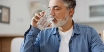 ¿Qué tomar para no oler a ‘viejito’? Esto dicen los expertos