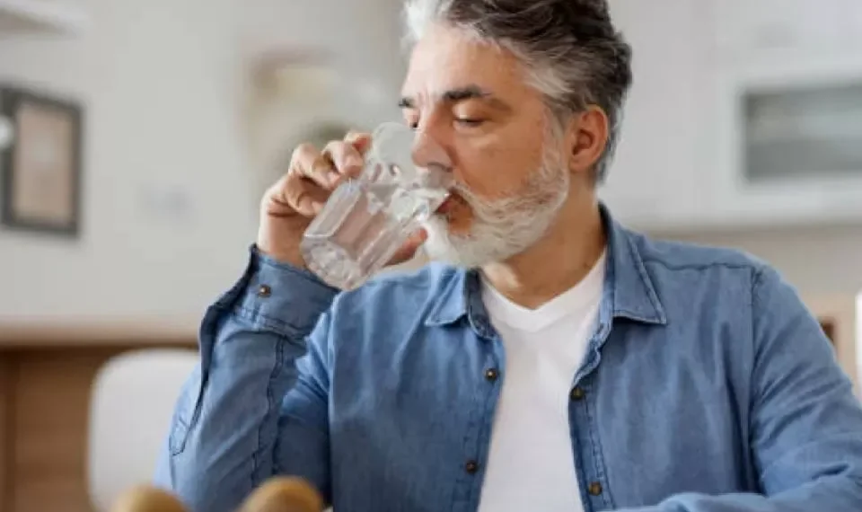 ¿Qué tomar para no oler a ‘viejito’? Esto dicen los expertos