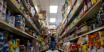 Sentimento do consumidor dos EUA cai a 64,7 em fevereiro, aponta levantamento final