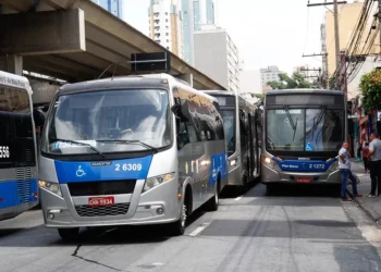 Volume de serviços do Brasil volta a cair em janeiro sob pressão de transportes